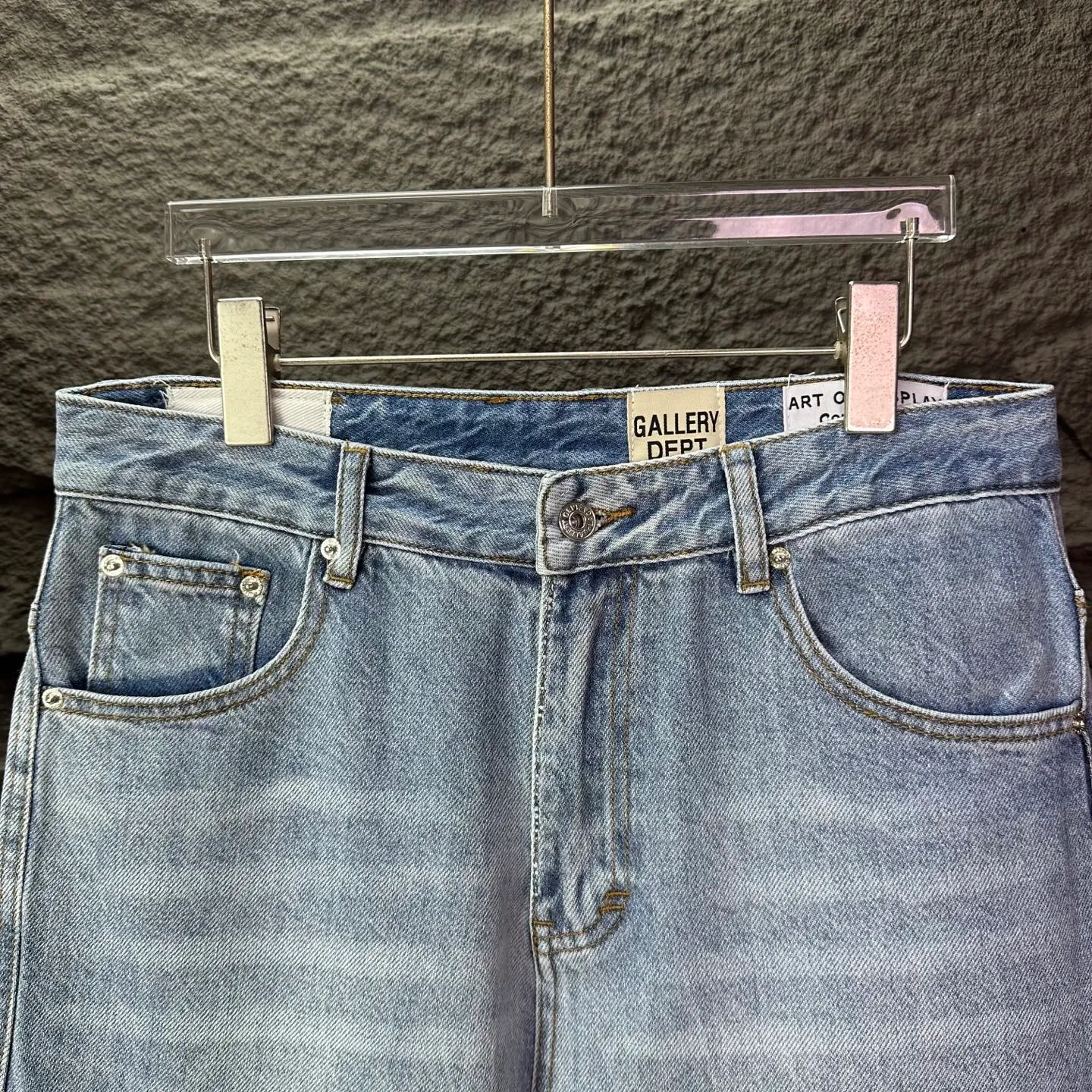 P250 GALLERY DEPT. 2025 New Light Blue Simple Washed and Distressed Couple Style Loose Straight Jeans 🔥High version🔥High version🔥 Top ceiling quality Styles with different washed textures are very friendly to people with thin legs and thick legs. The straight and loose version is very flattering. Moderate length that never goes out of style, easy to match with casually, basic styling for various styles, a must-have in the wardrobe! The fabric is stiff but also makes the upper body soft without losing texture. The washing process is even more perfect. It is a must-have item for everyone! ! ! Washed wheat, hang tag, pants label, complete with three labels Color: light blue Size: 28, 30, 32, 34, 36 (five sizes)